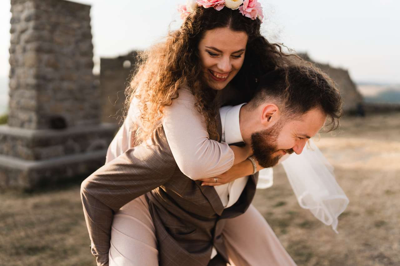manželia pri pózovaní na svadobných fotografiách